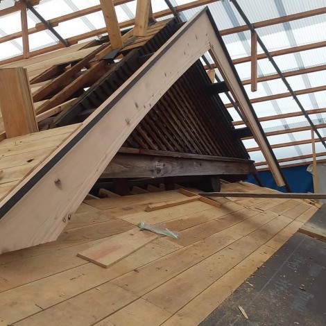 屋根の改修工事　破風板には緩やかな曲線を付けました