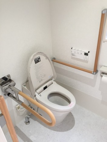 車椅子でも入れる使いやすいトイレ