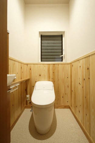 杉の腰板を張り「和」空間のトイレ。　心地よい温もりを感じます。