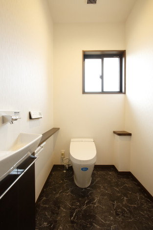 将来的に手摺が必要になる可能性がある為、トイレ（0.75坪）は広く計画しました。